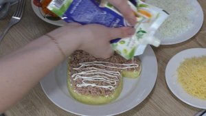 Новогодний Салат "Варежка Деда Мороза" / Вкусно и Красиво!
