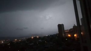 Удары молний в землю а на 11.34 в 100 м на перекрёстке.  Гроза в Красноярске 11 июня 2017.