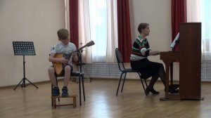 Танец Страусят. Играет на балалайке в музыкальной школе