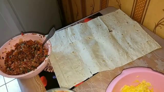 Мясной рулет с сыром в лаваше.