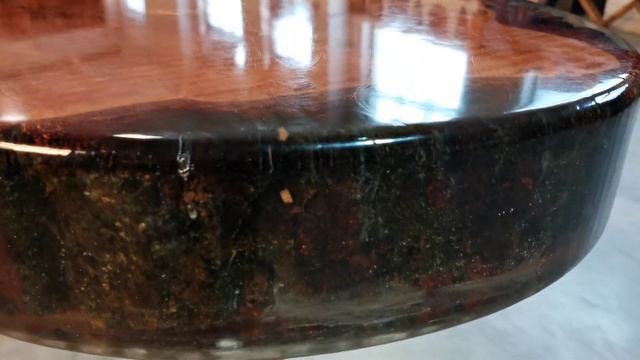Журнальный столик из спила березы в смоле. Coffee table made of birch and resin