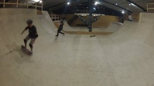 СКЕЙТБОРД для начинающих! Первый раз катаюсь и учу трюки на скейте в рампе в Red Deck парк.