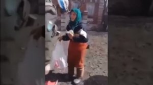 Скульптура бабушки, которая вышла с советским флагом к украинским военным, приняв их за российских