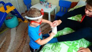ВЛАД ЗАБОЛЕЛ Андрей ПОМАГАЕТ БРАТУ Веселая история для детей от Влада и Андрея