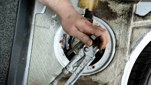Как открутить (закрутить) гайку бензонасоса Passat b5 без молотка