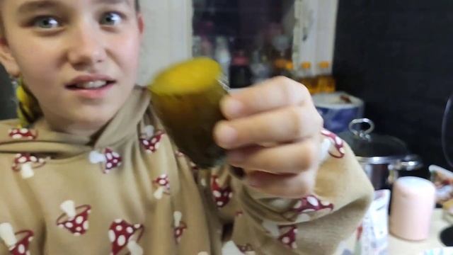 Пробую всякую... Это кислый маринованный огурец