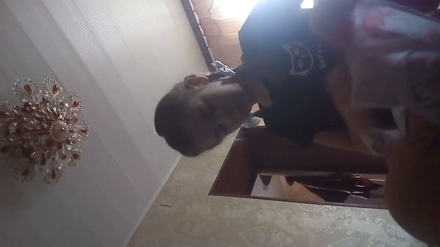 VLOG. Переодиваем Викушу утром после сна. смотреть онлайн