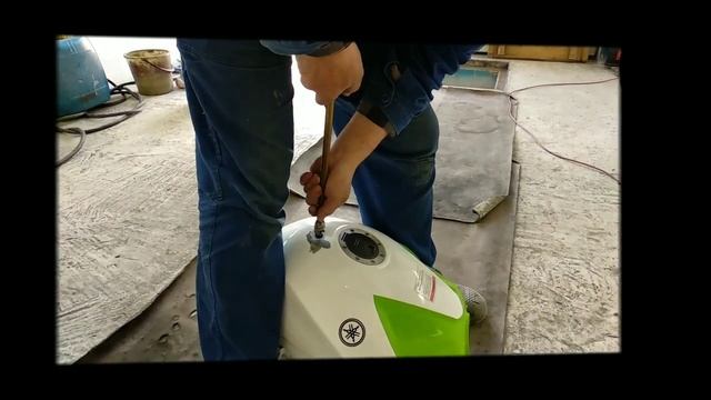 Как выровнить вмятину на баке мотоцикла.