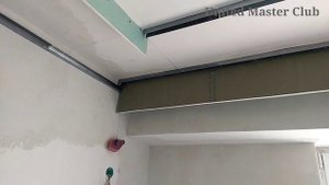 короб из гипсокартона по периметру комнаты и бортик для наклеивания багета. Монтаж гипсокартона.