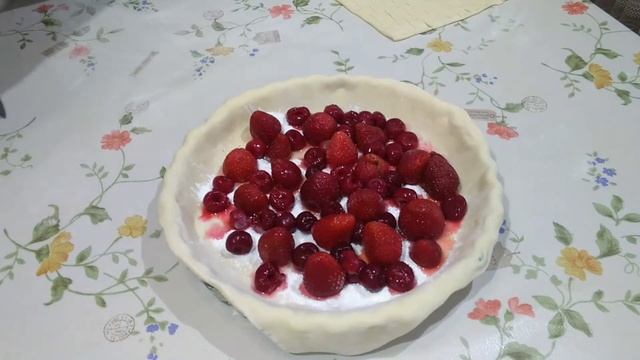 Пирог с клубникой и вишней.