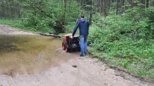 Самоходная тележка думпер Мотомул преодолевает бездорожье.