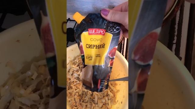 Диетический салат ? с капустой тунцом яйца кукуруза лук и украшаем сыром ??? смотреть онлайн