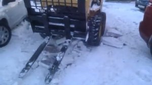 Мини погрузчик CATм216B убрать лед