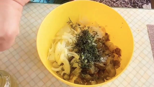 Очень просто и бюджетно! Постный  Картофельный салат с маринованными огурцами и луком.