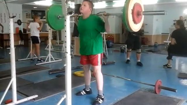 Егор Айткулов делает приседания на плечах 60кг