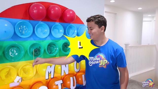 Maria Clara e JP ensinam o alfabeto com Pop it e Fidget toys