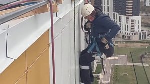 Как альпинисты спускаются с 20 этажа для монтажа кондиционера (спуск со сложной кровли альпинистов)