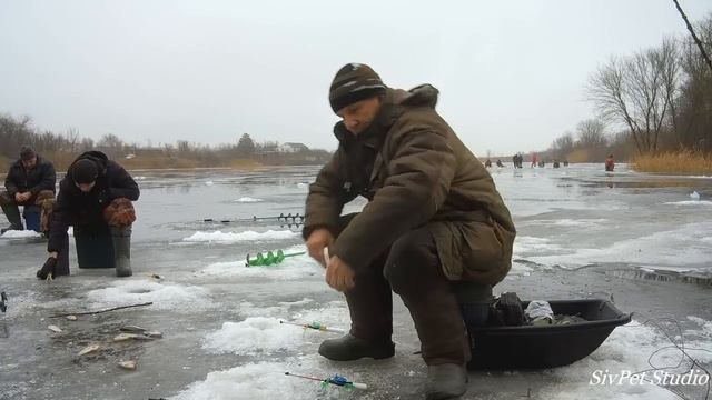 Ловля карася на пруду в оттепель . смотреть онлайн