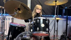 кавер Девятка. Барабанщик Миша Котряхов.