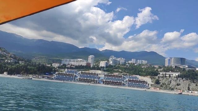 Прогулка в открытом море на катамаране вдоль побережья Гурзуфа и Артека к агаларам. смотреть онлайн