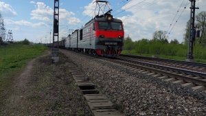 Железная дорога. Электровоз ВЛ10К-1736/1394Б с грузовым поездом.