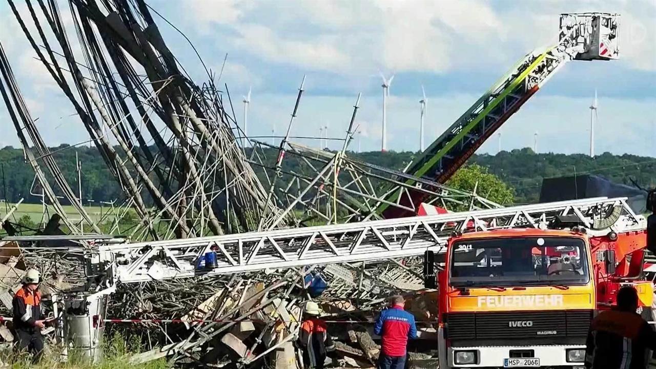 В Германии разбирают завалы на месте обрушения автомобильного моста