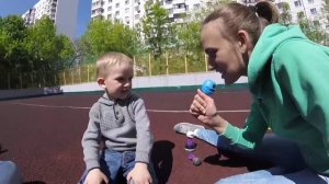 Влад играет с попрыгунчиками