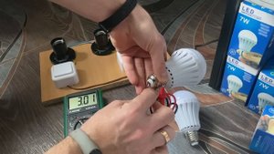 Led лампочка с аккумулятором аварийное освещение 7w 9w 12W резервный свет без электричества ліхтарик