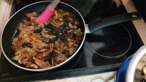 Необычный салат из сушеных грибов и кабачков, очень люблю готовить его в зимнее время.