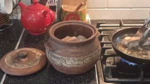 Свиные ребрышки с лесными грибами в глиняном горшочке