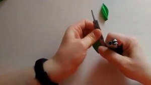 КАК СДЕЛАТЬ ЛИСТОЧКИ ИЗ АТЛАСНОЙ ЛЕНТЫ.