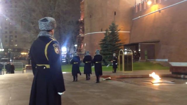 Смена караула у Вечного огня у Кремлевских стен смотреть онлайн