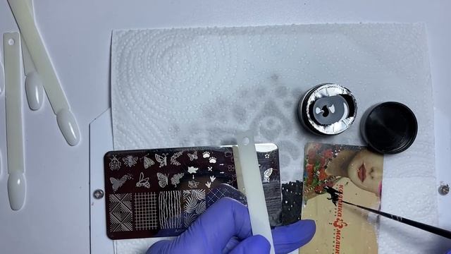 Стемпинг , фольга и жидкие камни. Быстрый дизайн ногтей смотреть онлайн