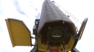 Загрузка баллистической ракеты "Ярс" в шахту.