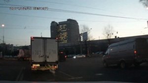 У газели на ходу открывается створка двери фургона (o102тр 199)