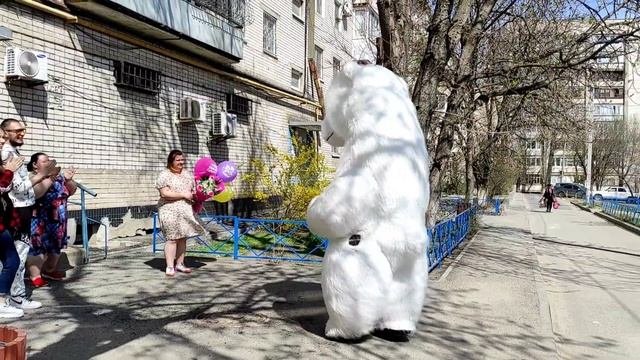 Вот как по настоящему нужно делать подарок!Поздравление от белого медведя