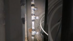 Замена участка трубы ГВС в многоквартирном доме с помощью газосварки.