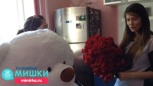 Девушке подарили большого белого мишку:) смотреть онлайн