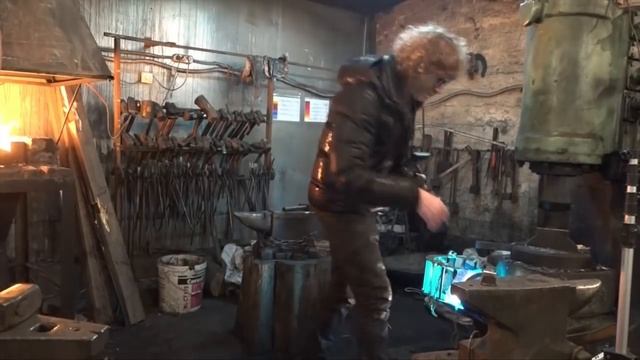 Фотошкола Олега Зотова. Урок 45: Портрет в кузнице смотреть онлайн