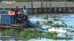 Ghe chở hàng trăm con vịt tuột cống rất nguy hiểm