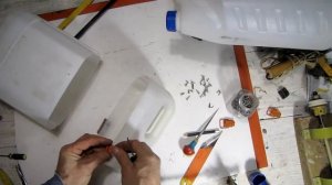 канистру переделать в ящик для инструмента на шарнирах и защелках для хранения