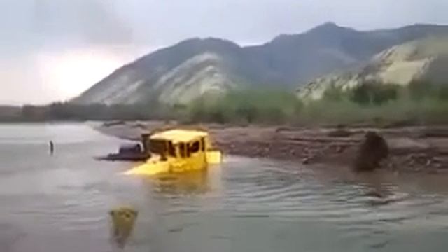 russian kirovets K 701 tractor stuck in river смотреть онлайн