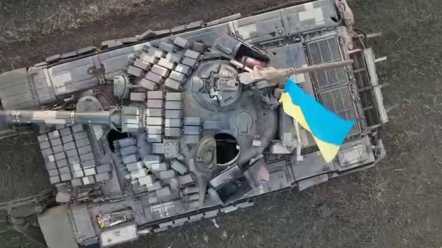 Брошенный танк укронацистов уничтожают гранатой с коптера..mp4 смотреть онлайн