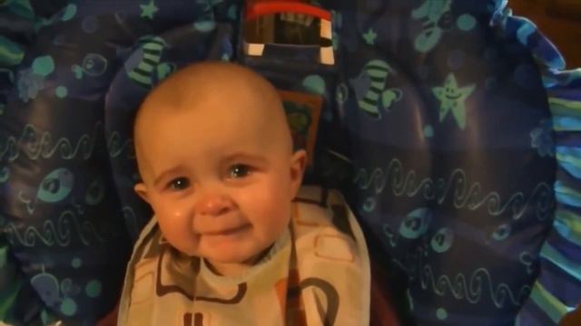 Un bébé pleure d'émotion en écoutant sa mère qui chante. смотреть онлайн