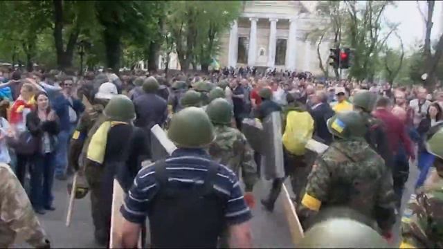2 мая 2014, одесситы защищают свой город смотреть онлайн