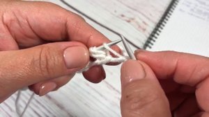 Простые узоры спицами. Вертикальные дорожки с узелками.