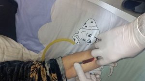 томирдан укол килишни урганиш. Томирдан инъекция килиш. внутривенно. #уколы #укол#медицина