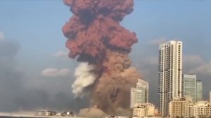 Мощный взрыв в Бейруте (3 видео)
