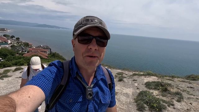 НОВОРОССИЙСК ПОСЁЛОК МЫСХАКО. СМОТРОВАЯ ПЛОЩАДКА. ЕМ ЧЕРЕШНЮ И ШЕЛКОВИЦУ.  28.05.23