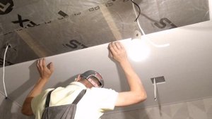 Монтаж панелей ПВХ на потолок. Потолок в ванной быстро.